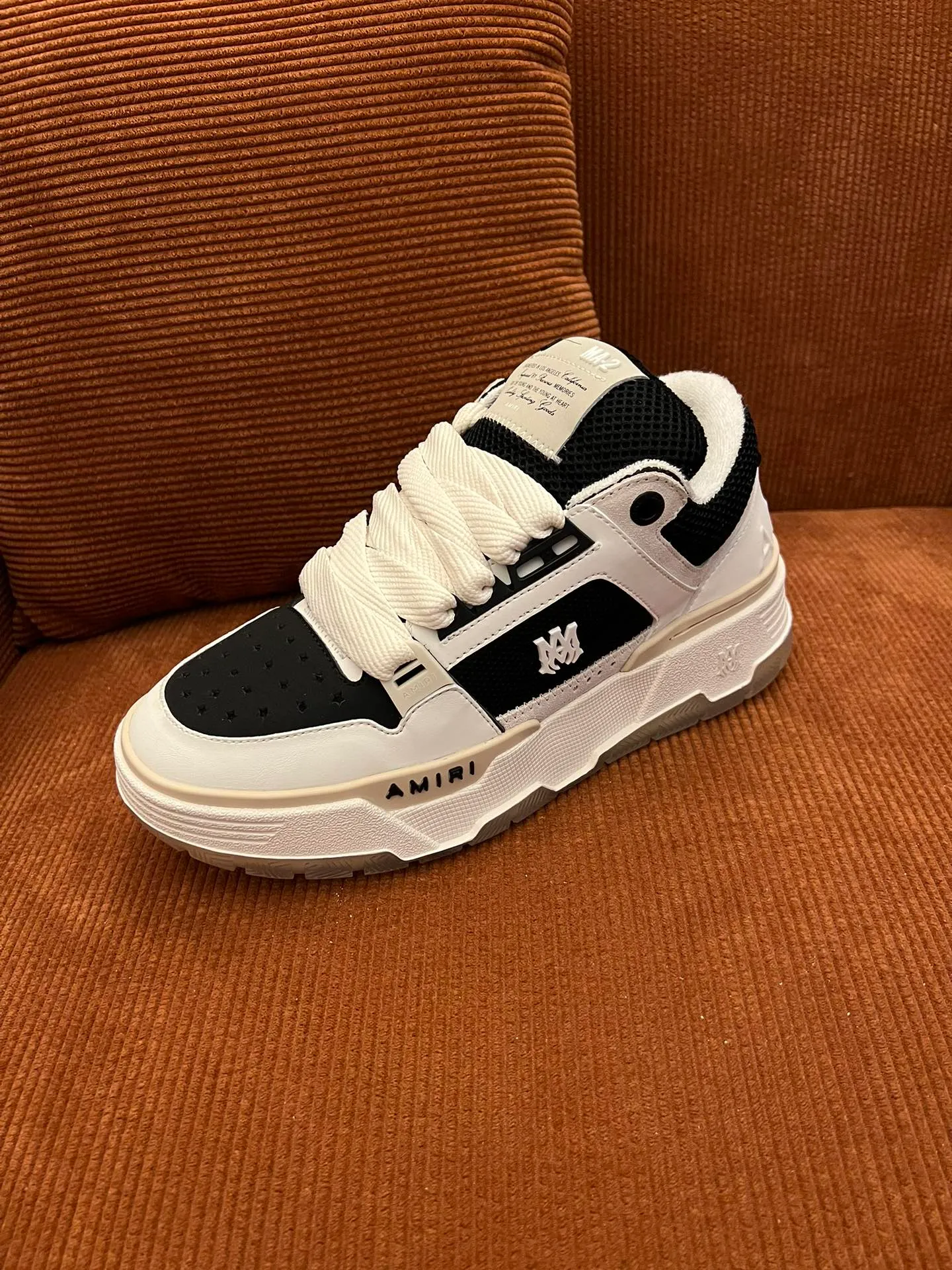 p620💰Men's shoes Amiri Emile's 2023 spring and summer new MA-1 bread shoes, couple models, casual sports shoes, sneakers Amiri gave up the rock punk style in the new season and used a large number of unsaturated colors, Morandi tones, whether you see or wear them, it will make people very happy. The large tongue of the bread shoes continues, shortens the length of the shoe body, thickens the midsole, and the toe part is more rounded. Amiri's brand letters and MA logo appear on the side of the shoe. Fabric: Original customized imported first-layer cowhide + mesh. Lining: Original customized breathable towel lining. Outsole. Foam combination material. Bottom thickness: 4CM. Size: Men's 39-45